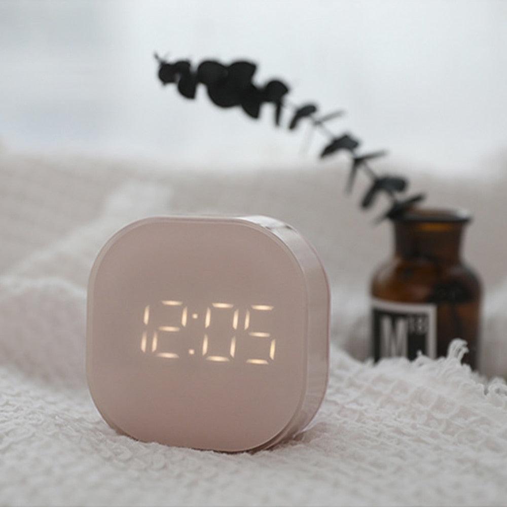 Electronic Square Silent Bedside Alarm Clock Intelligent Temperature Sensing Magnetic Attraction Desk Clock Mini Battery Operated Alarm Clock Home Decor