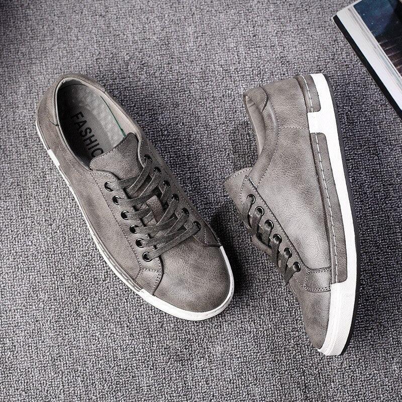 Fashion Leather Mens Shoes Soft High Quality Mens Casual Shoes Flat Footwear Classic Black White Men Fashion Walking Shoes Comfortable Modern Design