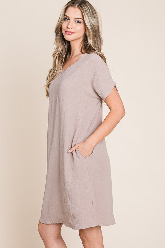 V-Neck Short Sleeve Dress with Pockets For Women – Casual, Stylish and Practical Dress with a Feminine V-Neck Design and Convenient Pockets